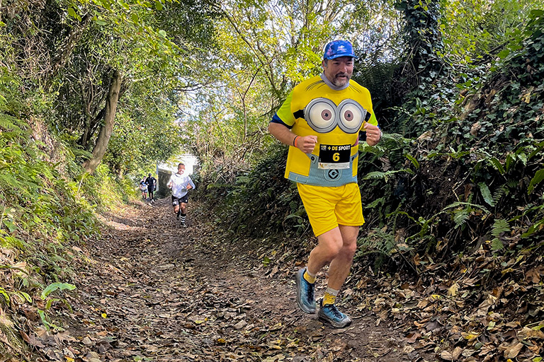 Un participant content, déguisé en minion